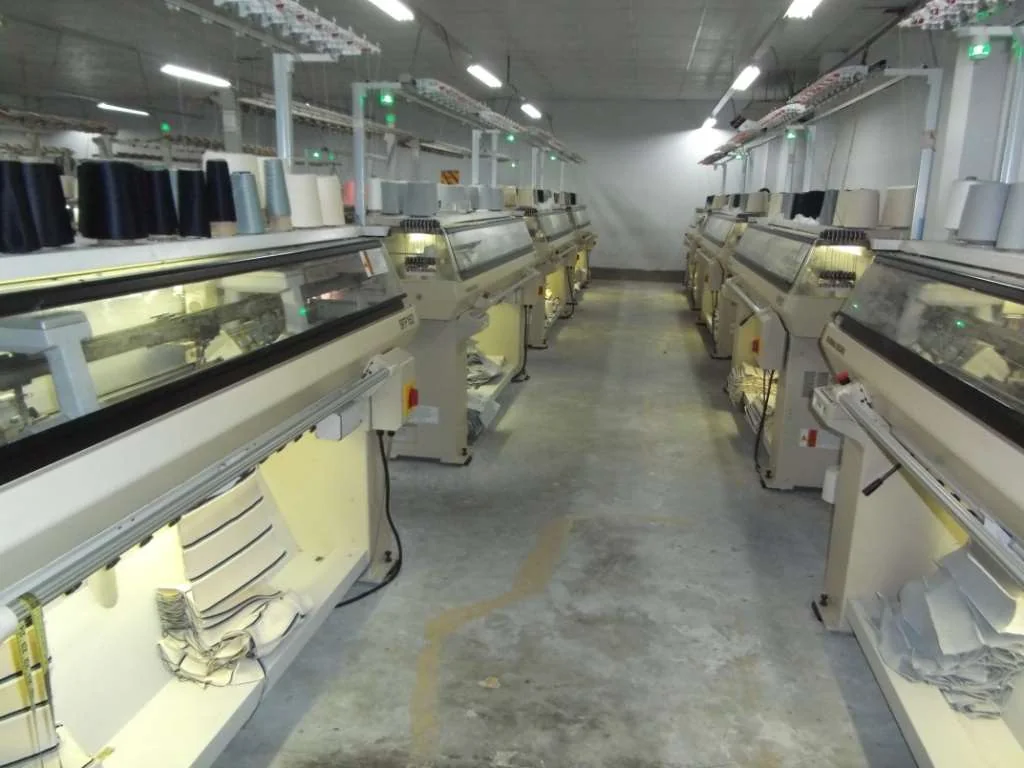 Collar knitting machines